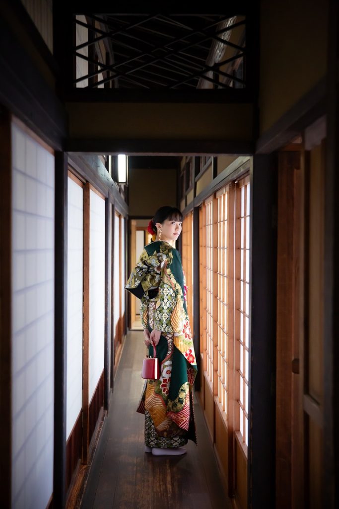 日本家屋の廊下に振袖姿で写真を一枚