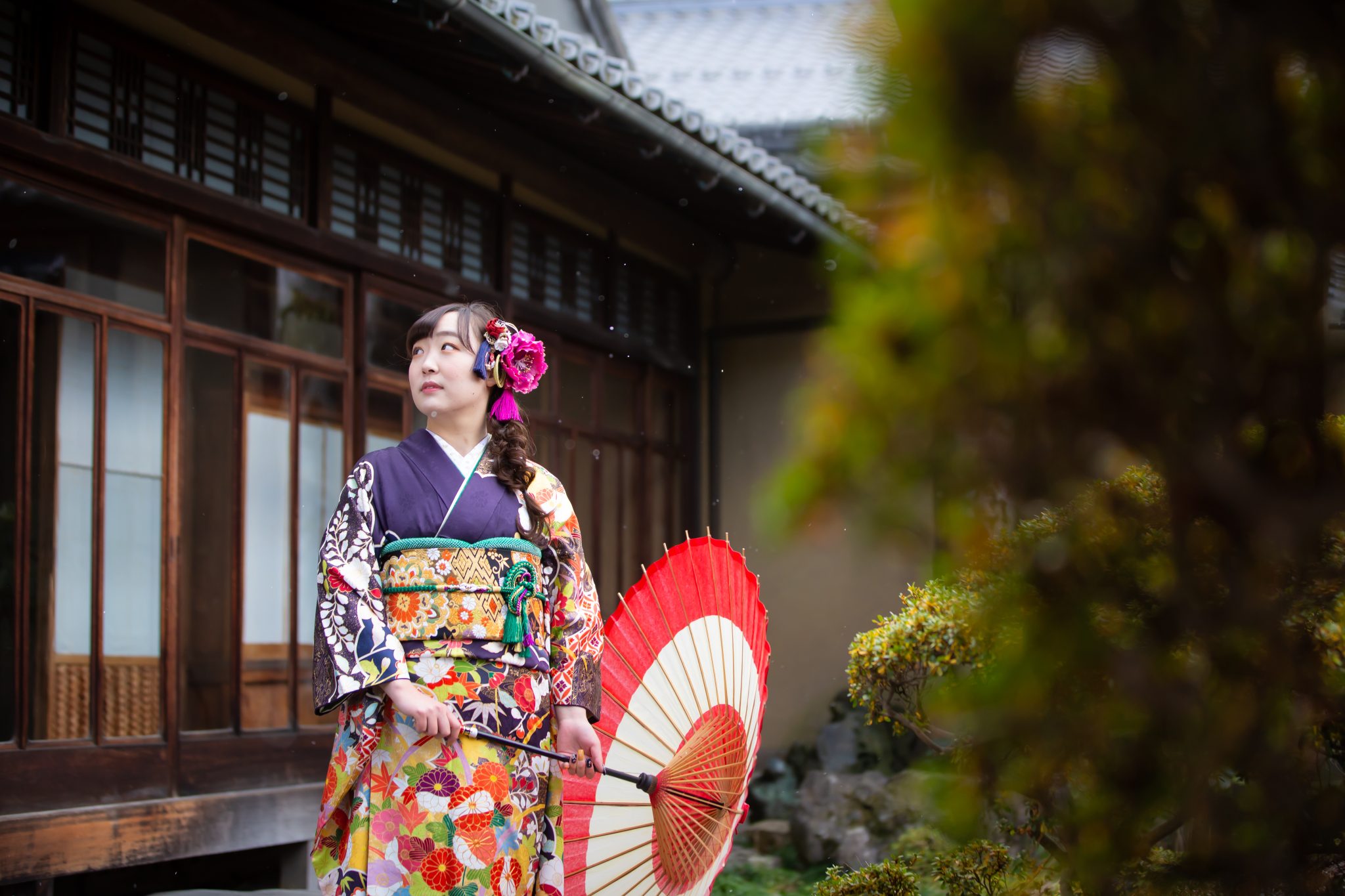 和傘を持つ振袖姿の女性