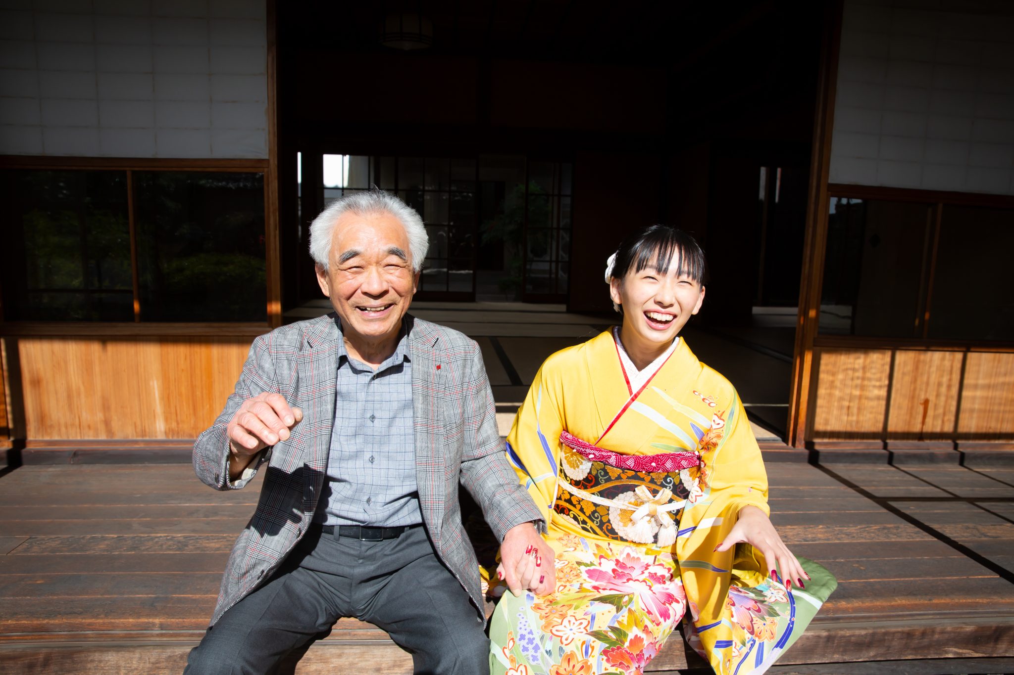 振袖を着た孫と祖父