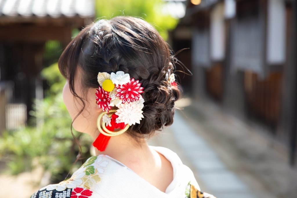 ヘアスタイルを見せる女性