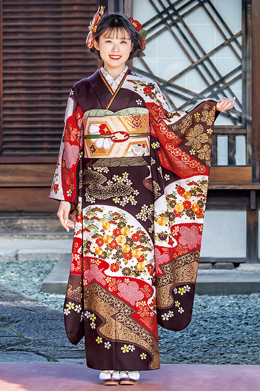 画像:紫の古典柄の振袖を着た女性